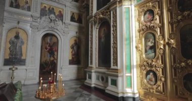 Rusya, Sankt-Petersburg, 25 Şubat 2019: St. Isaac Katedrali Iç mekanlar, kimse, altın her yerde, mumlar, simgeler, Güneş, büyük pencere, Müze, 4k video, alçı kalıplama, miras, din