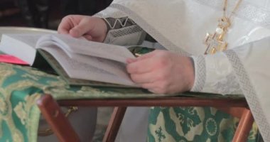 Rusya, Sankt-Petersburg, 25 Şubat 2019: St. Isaac Katedrali Iç mekanlar, kimse, altın her yerde, mumlar, simgeler, Güneş, büyük pencere, Müze, 4k video, alçı kalıplama, miras, din