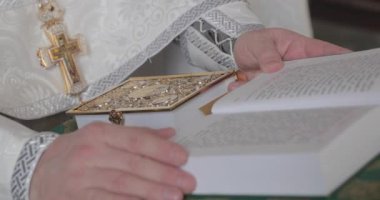 Rusya, Sankt-Petersburg, 25 Şubat 2019: St. Isaac Katedrali Iç mekanlar, kimse, altın her yerde, mumlar, simgeler, Güneş, büyük pencere, Müze, 4k video, alçı kalıplama, miras, din