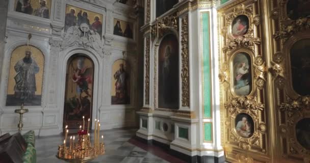 ロシア サンクトペテルブルク 2019 聖イサアク大聖堂のインテリア 金はどこにでもあります キャンドル アイコン 大きな窓 博物館 ビデオ — ストック動画
