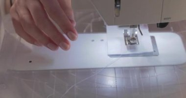 Usta terzinin yavaş çekim videosu ve otomatik dikiş makinesinin iğnesi, iyi manikür, video kamera hareketi
