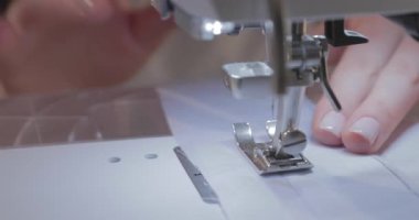 Usta terzinin yavaş çekim videosu ve otomatik dikiş makinesinin iğnesi, iyi manikür, video kamera hareketi