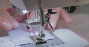 Usta terzinin yavaş çekim videosu ve otomatik dikiş makinesinin iğnesi, iyi manikür, video kamera hareketi