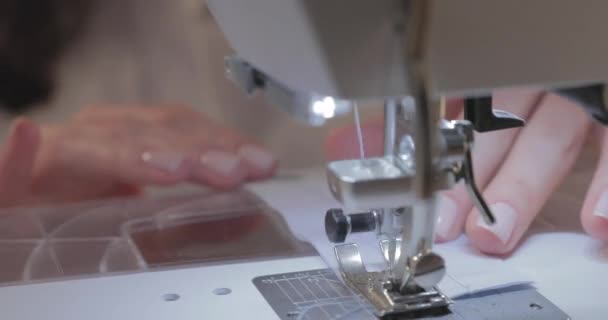 Крупный План Замедленной Съемки Работы Мастера Швеи Иглы Автоматической Швейной — стоковое видео