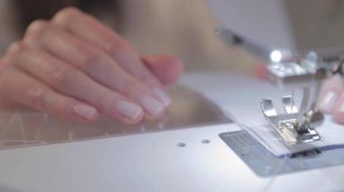 Usta terzinin yavaş çekim videosu ve otomatik dikiş makinesinin iğnesi, iyi manikür, video kamera hareketi