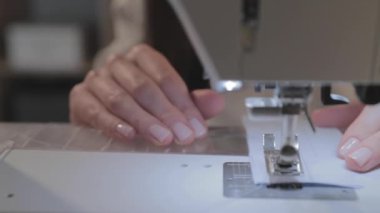 Usta terzinin yavaş çekim videosu ve otomatik dikiş makinesinin iğnesi, iyi manikür, video kamera hareketi