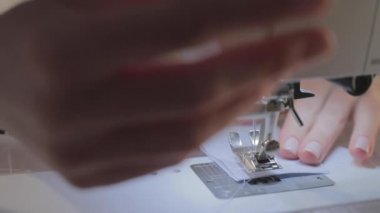 Usta terzinin yavaş çekim videosu ve otomatik dikiş makinesinin iğnesi, iyi manikür, video kamera hareketi