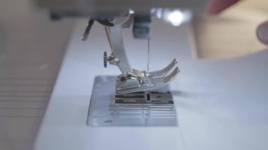 Usta terzinin yavaş çekim videosu ve otomatik dikiş makinesinin iğnesi, iyi manikür, video kamera hareketi