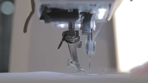 全自动缝纫机主缝纫工和针头工作的特写慢动作视频 修指甲效果好 摄像机运动快 — 图库视频影像