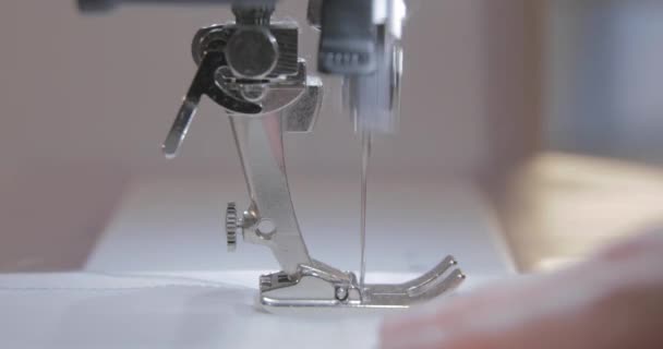Крупный План Замедленной Съемки Работы Мастера Швеи Иглы Автоматической Швейной — стоковое видео