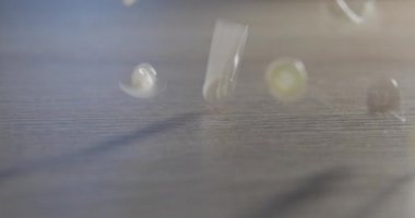 Farklı düğmeler kümesinin yavaş hareket videosu bir masaya düşer