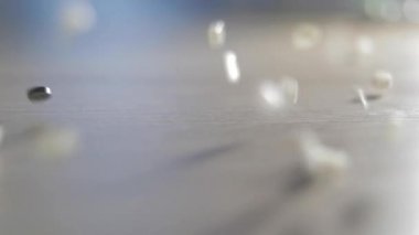 Farklı düğmeler kümesinin yavaş hareket videosu bir masaya düşer