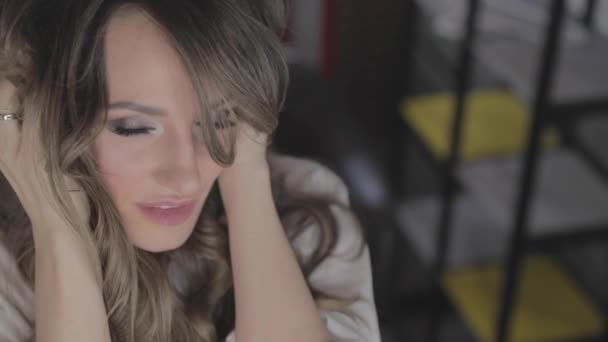 Uzun Kıvırcık Saç Flaunts Ile Güzel Genç Kız Bir Ayna — Stok video