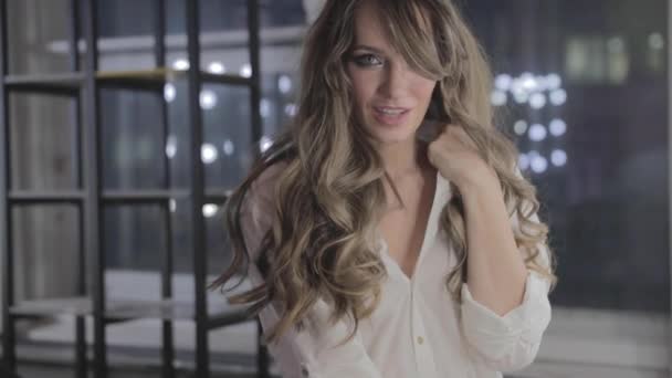 Belle Jeune Fille Avec Longs Cheveux Bouclés Exhibe Montre Devant — Video