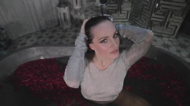 Beautiful Young Girl Sits Bath High Water Red Flowers Roses — Stock Video