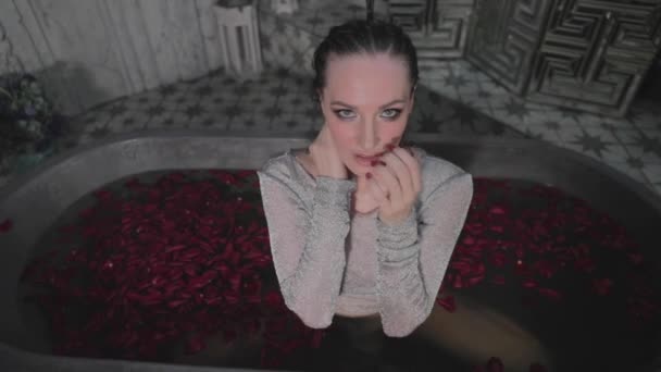 Krásná Mladá Dívka Sedí Vaně Vysoké Vody Rudými Květy Růží — Stock video