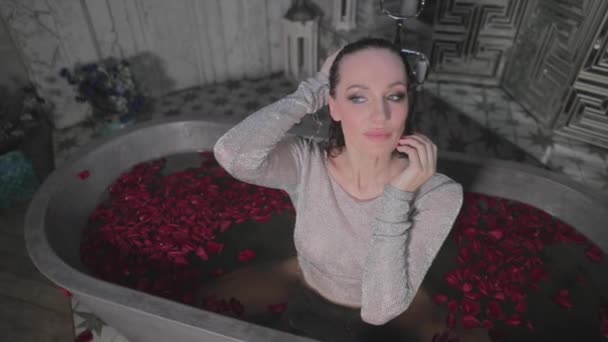 Guapa Jovencita Sienta Baño Agua Alta Con Flores Rojas Rosas — Vídeos de Stock