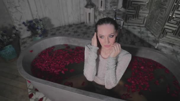 Красивая Молодая Девушка Сидит Ванне Высокой Водой Красными Цветами Фасоли — стоковое видео