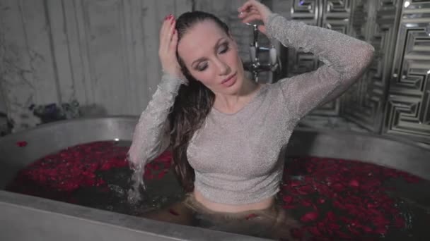 Belle Jeune Fille Assoit Dans Bain Eau Haute Avec Des — Video