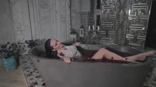 Belle Jeune Fille Assoit Dans Bain Eau Haute Avec Des — Video