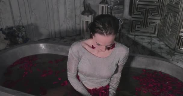 美しい若い女の子はバラの赤い花と高い水の風呂に座っています フロントとバスルームで披露 サリールック 自分自身に満足 セクシー唇 ぬれた髪 — ストック動画