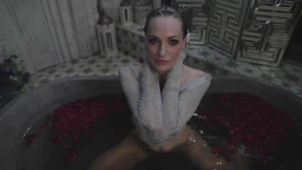 Krásná Mladá Dívka Sedí Vaně Vysoké Vody Rudými Květy Růží — Stock video