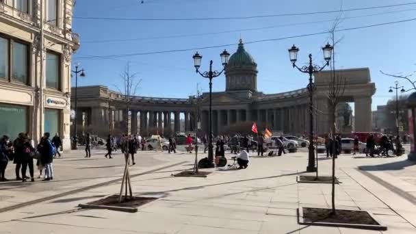 Rusia San Petersburgo Abril 2019 Calle Principal Ciudad Día Soleado — Vídeos de Stock