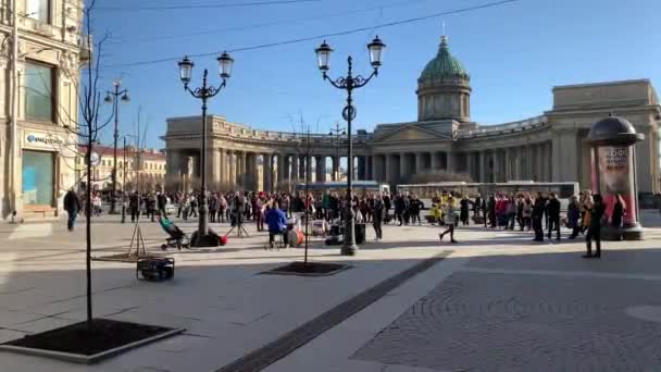 俄罗斯 圣彼得堡 2019年4月3日 主要的城市街道 阳光明媚的日子 卡赞斯基大教堂 街头音乐家 在长椅上休息的人 是很多游客 — 图库视频影像