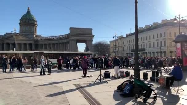 俄罗斯 圣彼得堡 2019年4月3日 主要的城市街道 阳光明媚的日子 卡赞斯基大教堂 街头音乐家 在长椅上休息的人 是很多游客 — 图库视频影像