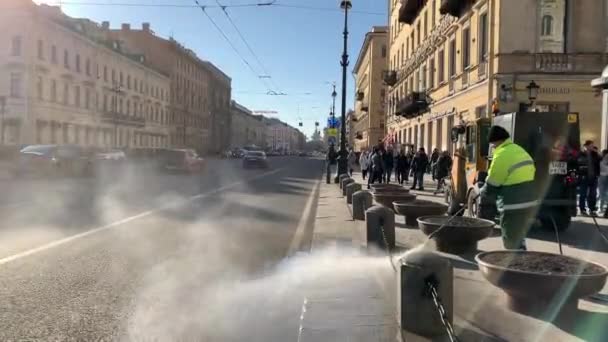 俄罗斯 圣彼得堡 2019年4月3日 在阳光明媚的春日过冬后的城市清洁 市政服务清洗街道和人行道 工作服 特殊设备 是很多行人 — 图库视频影像