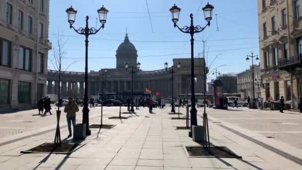 Rusia San Petersburgo Abril 2019 Calle Principal Ciudad Día Soleado — Vídeos de Stock