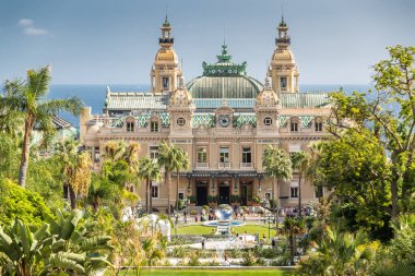 Monaco, Monte-Carlo, 02 Ekim 2019: Yeşil ağaçlarla çevrili prenslik kumarhanesinin ana görüntüsü, yenilenmiş cephe, çeşme, otel Paris, güneşli gün.