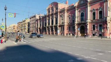 Rusya, St.Petersburg, 02 Haziran 2020: Covid-19 virüsü salgını sırasında Nevsky Prospect 'in mimarisi, Anichkov Sarayı ve köprüsü cephesi, ulaşım araçları, uzun gölgeler