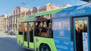 Rusya, St.Petersburg, 02 Haziran 2020: Covid-19 virüsü salgını sırasında Nevsky Prospect 'in mimarisi, Anichkov Sarayı ve köprüsü cephesi, ulaşım araçları, uzun gölgeler