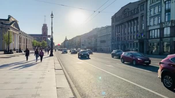 Rusland, Sint-Petersburg, 02 juni 2020: Het kruispunt van Nevsky en Sadovaya, De architectuur van Nevsky Prospect bij zonsondergang tijdens pandemie van virus Covid-19, Gostiny yard, lange schaduwen — Stockvideo