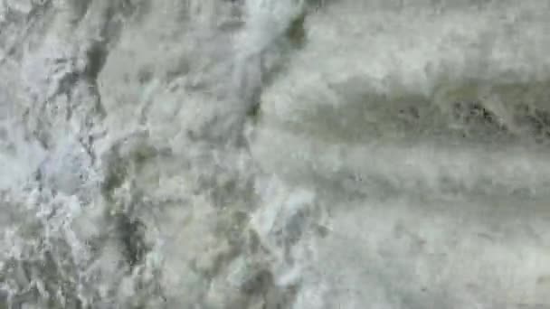 Snabbt vattenflöde på en liten damm vid älven i skogen, soligt väder — Stockvideo