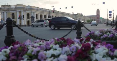 Rusya, St.Petersburg, 09 Haziran 2020: Nevsky ve Sadovaya kavşağı, Nevsky Prospect 'in günbatımındaki mimarisi Covid-19 virüsü salgını sırasında, Gostiny yard, uzun gölgeler