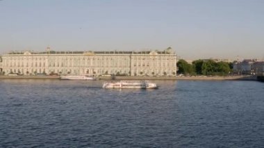 St. Petersburg, Rusya, 30 Mayıs 2019: Günbatımında Hermitage Müzesi, Kış Sarayı, su navigasyonu, Palace Square, Palace seti, Neva nehri üzerindeki botlar, yeşil çatı, araba trafiği