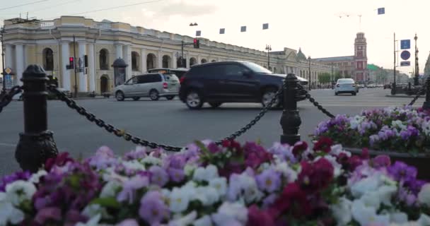 ロシア, St.Petersburg, 2020年6月9日:ネフスキーとサドヴァヤの交差点、ウイルスのパンデミックの間の日没時のネフスキー・プロスペクトの建築Covid-19 、ゴスティニー・ヤード、長い影 — ストック動画