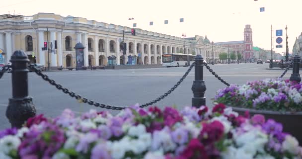 ロシア, St.Petersburg, 2020年6月9日:ネフスキーとサドヴァヤの交差点、ウイルスのパンデミックの間の日没時のネフスキー・プロスペクトの建築Covid-19 、ゴスティニー・ヤード、長い影 — ストック動画