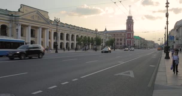 Rosja, Petersburg, 09 czerwiec 2020: Skrzyżowanie Nevsky i Sadovaya, Architektura Nevsky Prospect o zachodzie słońca podczas pandemii wirusa Covid-19, Stocznia Gostiny, długie cienie — Wideo stockowe