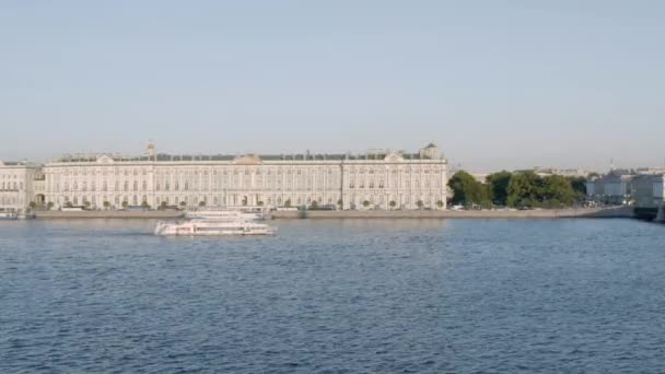 Sint-Petersburg, Rusland, 30 mei 2019: Het Hermitage museum bij zonsondergang, Winterpaleis, waternavigatie, Paleis plein, Paleis dijk, boten op de Neva rivier, groen dak, auto verkeer — Stockvideo