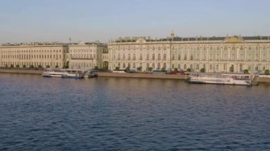 St. Petersburg, Rusya, 30 Mayıs 2019: Günbatımında Hermitage Müzesi, Kış Sarayı, su navigasyonu, Palace Square, Palace seti, Neva nehri üzerindeki botlar, yeşil çatı, araba trafiği