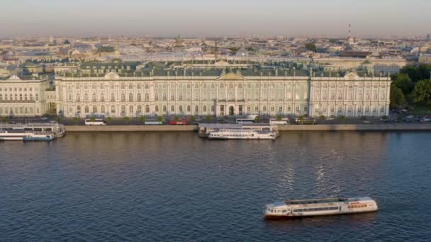 St. Petersburg, Rusya, 30 Mayıs 2019: Günbatımında Hermitage Müzesi, Kış Sarayı, su navigasyonu, Palace Square, Palace seti, Neva nehri üzerindeki botlar, yeşil çatı, araba trafiği — Stok video