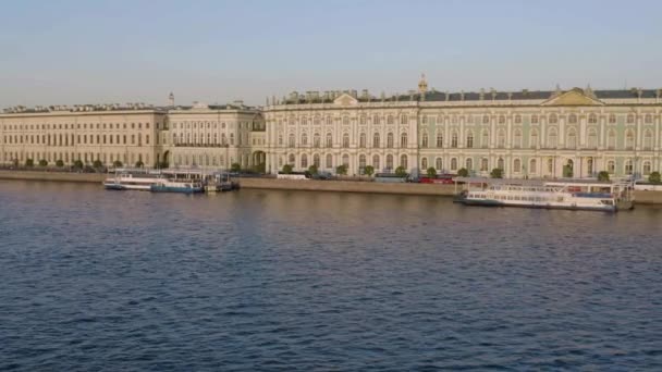 St. Petersburg, Russland, 30. Mai 2019: Eremitage Museum bei Sonnenuntergang, Winterpalast, Wasserschifffahrt, Schlossplatz, Palastdamm, Boote auf der Newa, begrüntes Dach, Autoverkehr — Stockvideo