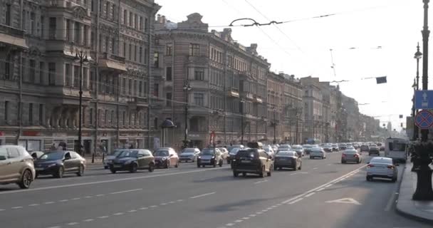 Ryssland, St Petersburg, 09 juni 2020: Nevsky Prospects arkitektur vid solnedgången under viruspandemin Covid-19, långa skuggor, trafik, damm, slow motion — Stockvideo