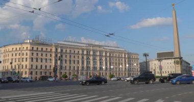 Rusya, St.Petersburg, 09 Haziran 2020: Vosstaniya Meydanı, Moskova tren istasyonu, Nevsky Prospect 'in günbatımındaki mimarisi, uzun gölgeler, trafik, toz, ağır çekim