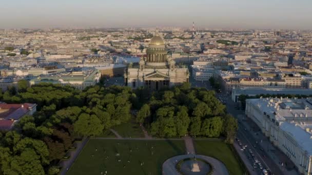 Russia, St.Petersburg, Aerial video of Isaac cathedral at sunset, panorama of city, cityscape, golden dome, sun reflection, square, monument of Great Peter — Stock Video