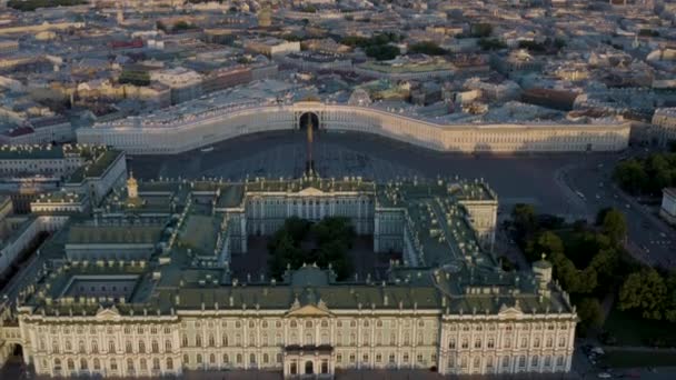 St.Petersburg, Russia, Aerial view of the Hermitage museum at sunset, Winter Palace, Admiralty building, Palace Square, Palace embankment, boats on the Neva river, green roof, cars traffic — Stock Video