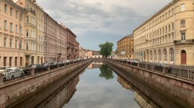 Rusya, St.Petersburg, 09 Haziran 2020: Gün batımında Griboyedov Kanalı, suda muhteşem yansıma, St. Petersburg mimarisi, nehirden geçen köprü
